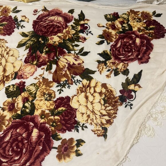 Vintage Womens White Silk Velvet Floral Triangle Shawl w/ Fringe – 74” x 42” - Picture 4 of 13